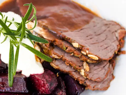 Skivad rostbiff med en krämig klick och rödbetor, perfekt för ett gott skivad rostbiff recept.