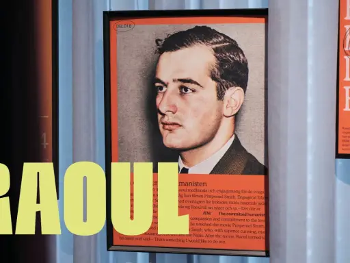Porträtt av Raoul Oscar Wallenberg, en ung man i kostym. Texten lyfter fram hans mod och humanism.