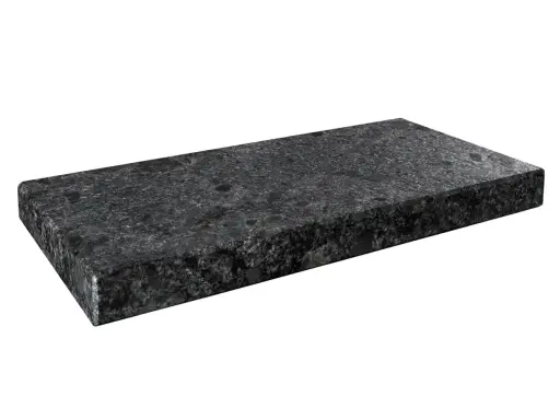 Ciemny granit o bogatych, złożonych granit kolorach, z widocznymi kryształkami.