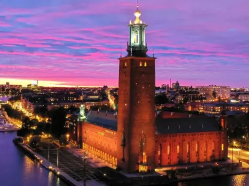 Stockholms kulturnatt firas med en magisk solnedgång över Stadshuset och Riddarfjärden.