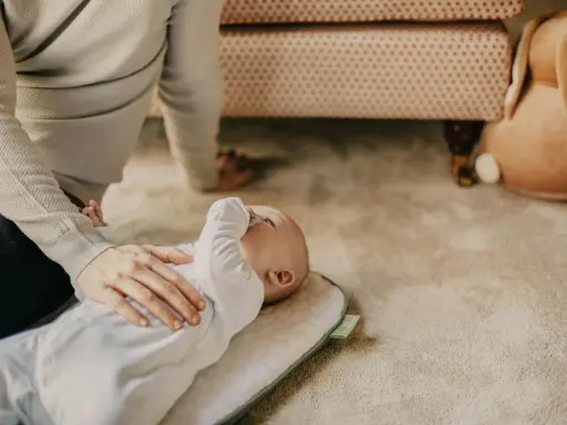 Ein Baby mit verstopfter Nase nachts zu beruhigen, kann schwierig sein. Hier sind Hausmittel, die helfen können.