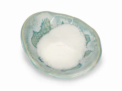 Biały proszek, prawdopodobnie sodium coco sulfate, w ozdobnej, turkusowej miseczce.