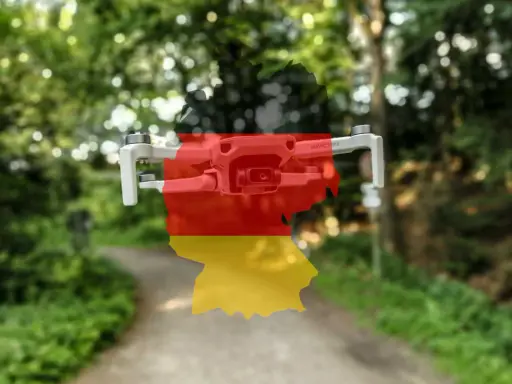 Drohne mit Deutschlandkarte und Flagge, bereit für den c1 Drohnenführerschein.