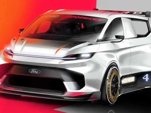 Sportlicher Ford Supervan in Weiß mit Rennstreifen und auffälligen Felgen. "Ford Performance" auf der Windschutzscheibe.