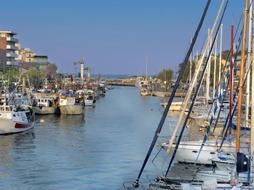 Porto turistico con barche a vela e pescherecci, un'ottima base per esplorare i borghi da visitare vicino a Bellaria.