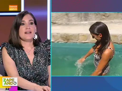Presentadora en estudio y mujer en bikini chapoteando en el agua. Parece que la regla se corta con el agua.