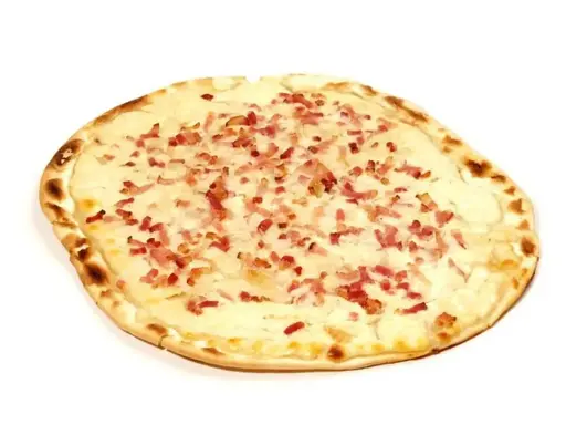 Tarte flambée, spécialité alsacienne, avec sa pâte fine, sa crème et ses lardons. Son origine remonte aux traditions paysannes.
