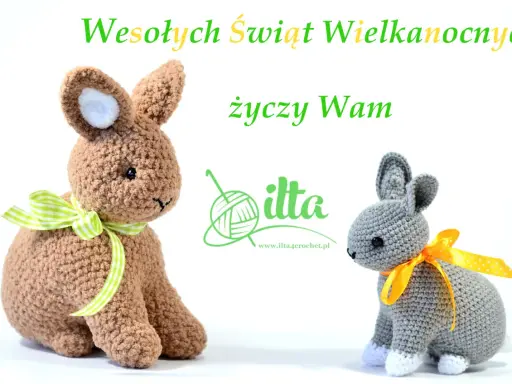 Dwa szydełkowe zające, jeden brązowy z zieloną wstążką, drugi szary z żółtą.
