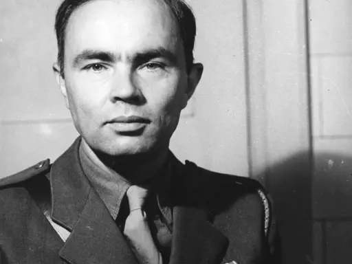 Portret mężczyzny w mundurze, przypominającego pruszyńskiego prozaika.