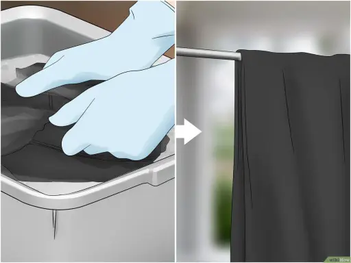 Manos enguantadas sumergen ropa negra en un recipiente, luego la prenda cuelga seca. Proceso para teñir ropa negra.
