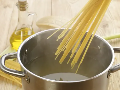 Gotowanie makaronu: jak zagotować wodę w garnku, dodać spaghetti, oliwę i ser.