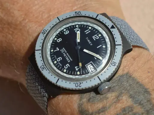 Orologio Timex da uomo, un classico tra i marche orologi americani, con cinturino grigio e quadrante nero.