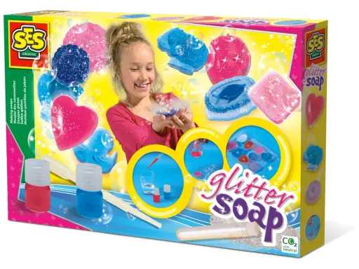Ein Mädchen macht mit einem Set glitzernde Seifen. Ideal für Kinder, die gerne seife selber machen.