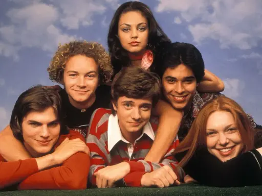 Här är rollistan i That '70s Show: Donna, Eric, Jackie, Kelso, Hyde och Fez ler mot kameran.