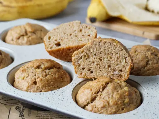 Saftige bananenmuffins ohne zucker, frisch aus der Form. Ein gesunder Genuss für jeden Tag.