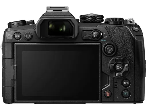 Retro dell'Olympus E-M1 Mark III, con schermo LCD, mirino, pulsanti e rotelle di controllo.