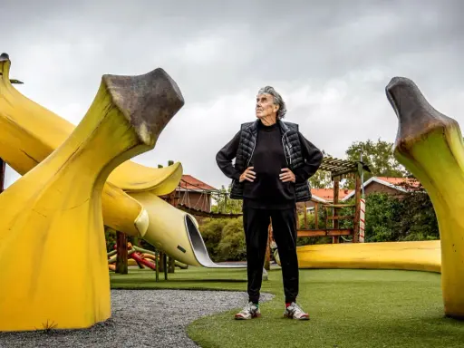 Konstnären Åberg står stolt vid en lekplats med gigantiska bananer.