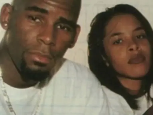 Aaliyah i R. Kelly na zdjęciu.