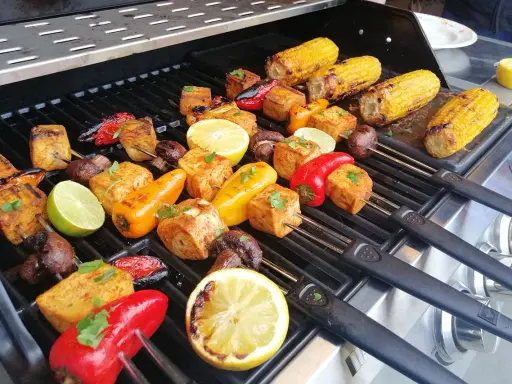 Grillspett med tofu, majskolvar, paprika och champinjoner. Perfekt för att grilla veganskt!