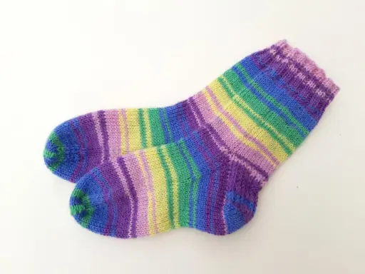 Calcetines de colores vibrantes, perfectos para principiantes que aprenden a tejer calcetines dos agujas.