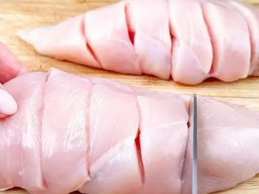 Un modo diverso per preparare il petto di pollo: tagli incisi per una cottura perfetta e sapore intenso.