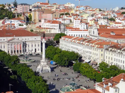Blick auf den Rossio Platz in Lissabon mit dem Teatro Nacional D. Maria II und dem Denkmal von Dom Pedro IV.