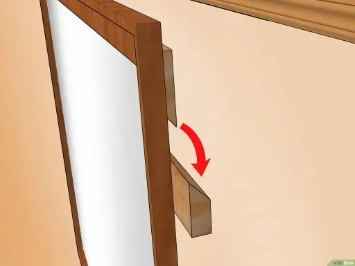 Detalle de cómo colgar un espejo. Una pieza de madera se desliza sobre otra, indicando el método de fijación.