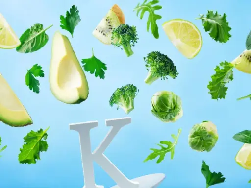 Witaj witamina K na co? Zielone warzywa i owoce: brokuły, brukselka, awokado, kiwi, cytryna, szpinak, rukola, pietruszka.