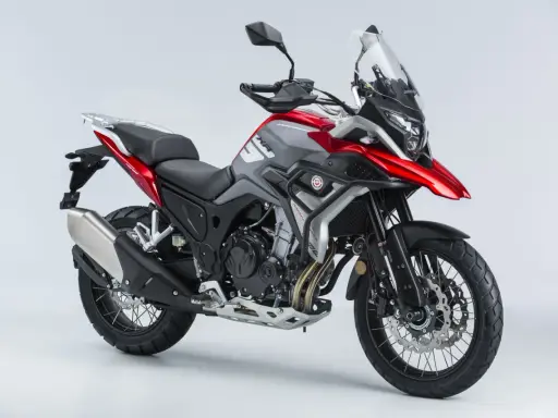 Motocicleta de aventura roja y gris, lista para explorar sin limitaciones a2.