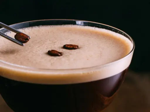 Ein Espresso-Martini, ein köstlicher Kaffee mit Schuss, wird mit Kaffeebohnen garniert.