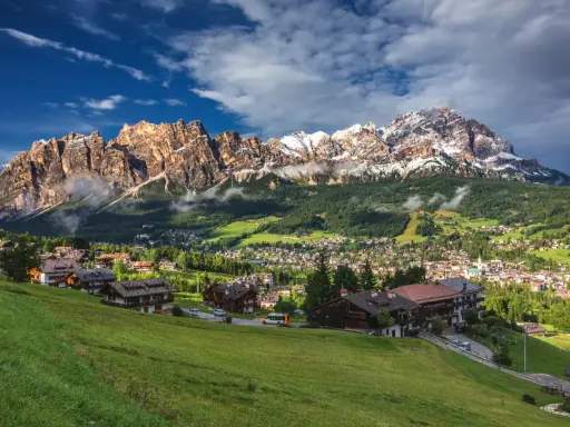 Cortina d'Ampezzo, in Veneto, è incastonata tra maestose vette dolomitiche.