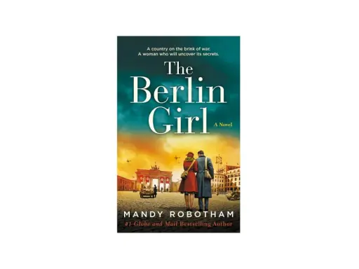 Okładka książki "The Berlin Girl". Para stoi przed Bramą Brandenburską, wspominając ostatnie dni w Berlinie.