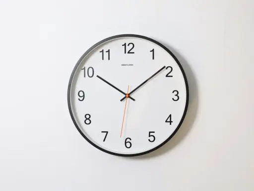 Zegar ścienny pokazuje 10:08. PM i am.