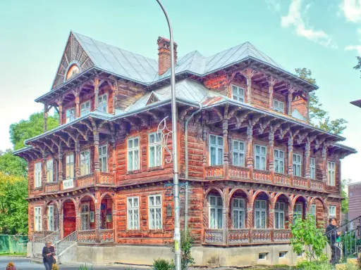 Drewniany budynek z Truskawca, gdzie można dowiedzieć się, jak załatwić sanatorium.