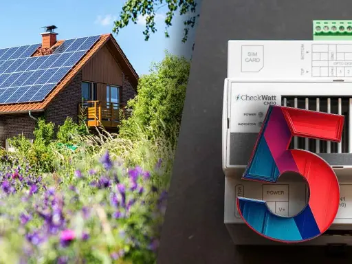 Hus med solpaneler och en CheckWatt-enhet, redo för smart energihantering.