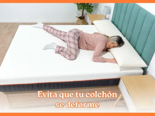 Mujer durmiendo en un colchón blanco que no se hunde. El colchón ofrece soporte y evita deformaciones, garantizando un descanso reparador.
