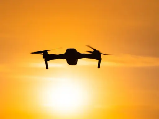 Drohne fliegt vor malerischem Sonnenuntergang in Montenegro.