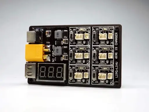 Ein kompaktes 6-in-1 LiPo Ladegerät mit sechs Anschlüssen, einem Display und XT60-Eingang.