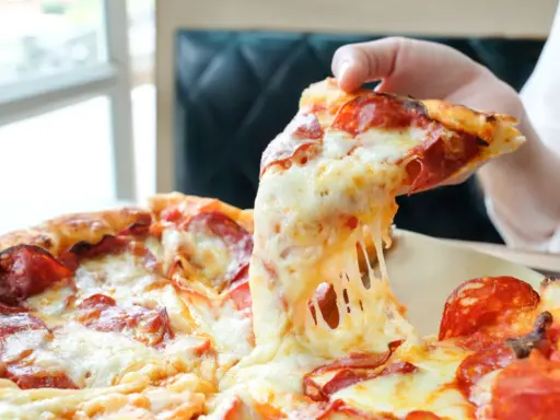 Dlaczego pizza jest niezdrowa? Odkryj pułapki i jedz ją zdrowiej!