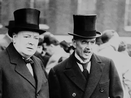 Winston Churchill und Neville Chamberlain, die die Appeasement-Politik kritisierten, tragen Zylinder.