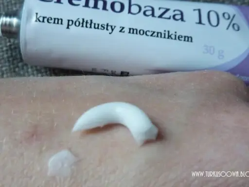 Krem półtłusty z mocznikiem, cremobaza 10%, nałożony na skórę dłoni.