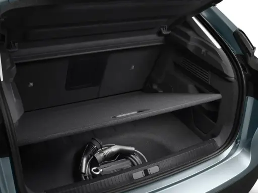 Maletero del Citroën C4 con cable de carga. Espacio suficiente para tus viajes, con buena capacidad en litros.