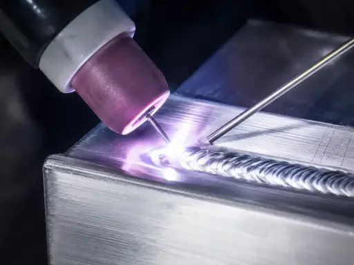 Soldadura TIG con varilla de aporte, mostrando diferentes tipos de electrodos para soldar. Arco brillante y cordón de soldadura limpio.
