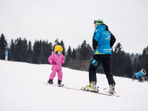 Pierwsze narty? Gdzie uczyć się w Polsce i ile to kosztuje?
