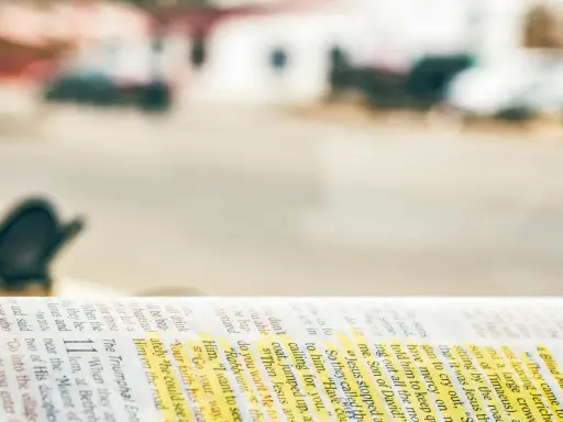 Otwarta Biblia, z zaznaczonymi fragmentami, przypomina o modlitwie krucjaty.