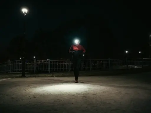 Biegacz nocą z czołówką. Czy 500 lumenów to dużo, by rozświetlić ścieżkę?