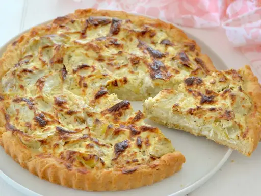 Torta salata con carciofi, una delizia dai Menù di Benedetta, con crosta dorata e ripieno cremoso.