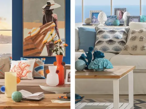 Un salotto con un quadro di una donna in spiaggia, cuscini a tema marino e decorazioni in corallo. Uno stile mediterraneo contemporaneo che evoca la brezza marina.