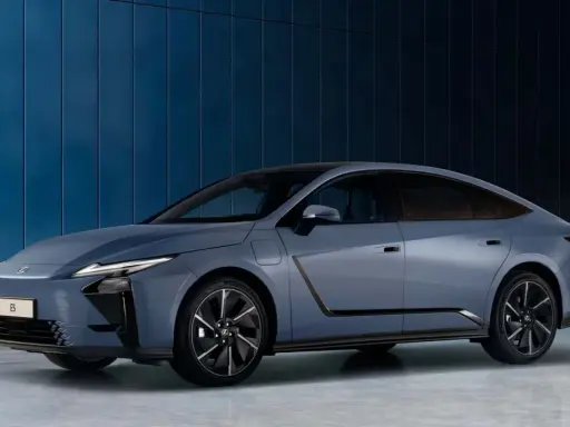 El elegante Lexus ES 2026, un sedán azul metálico, se exhibe contra una pared azul texturizada.