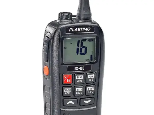 Radio VHF Plastimo SX-400 affichant le canal 16, la fréquence vhf à écouter pour les appels de détresse et le trafic maritime.